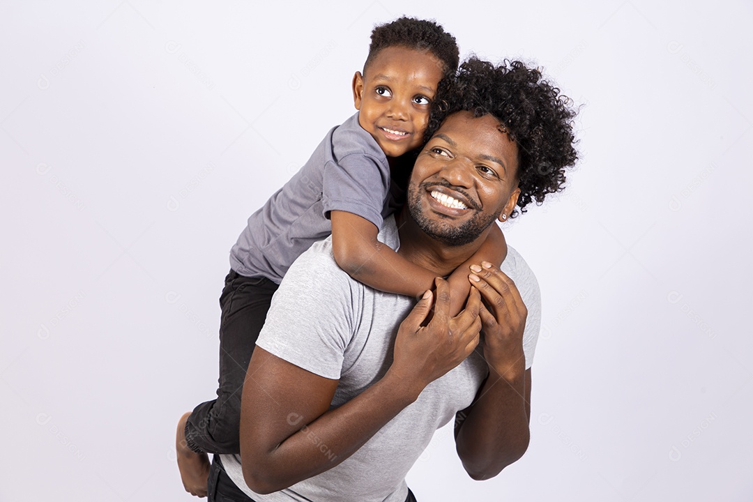 Filho ao lado de seu pai sobre fundo isolado