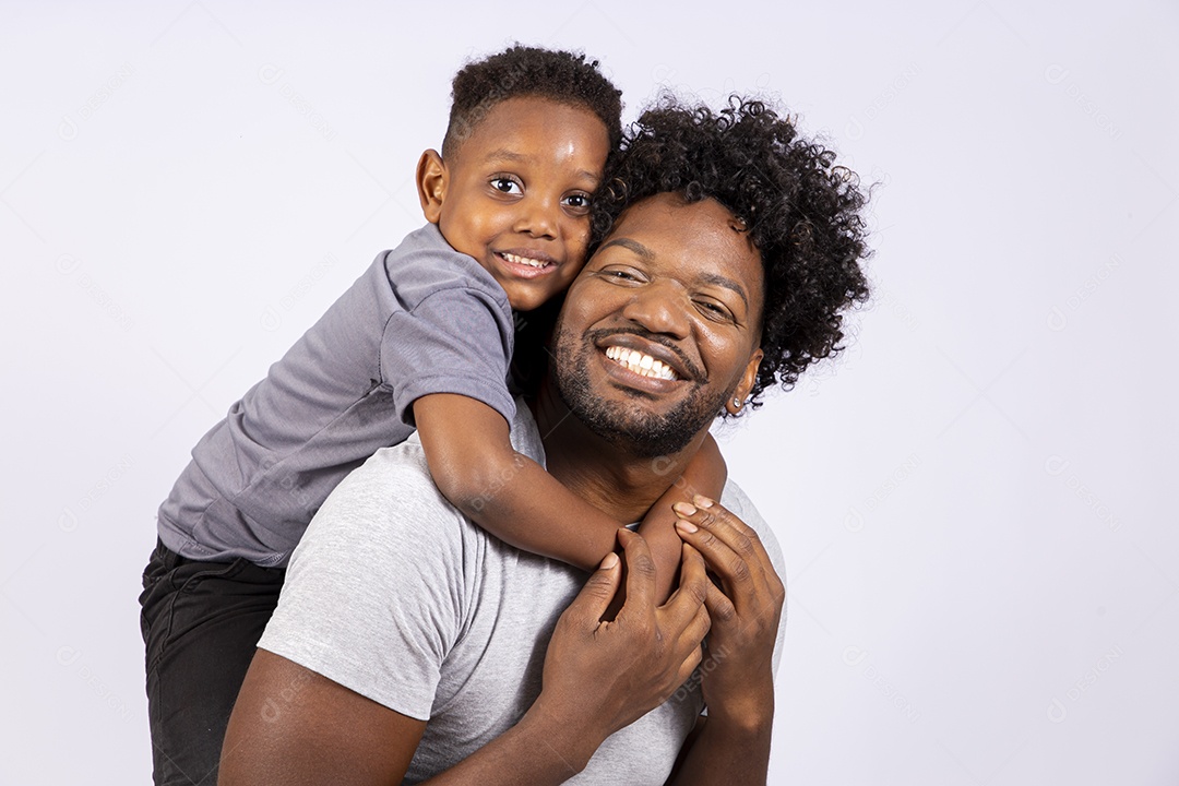 Filho ao lado de seu pai sobre fundo isolado