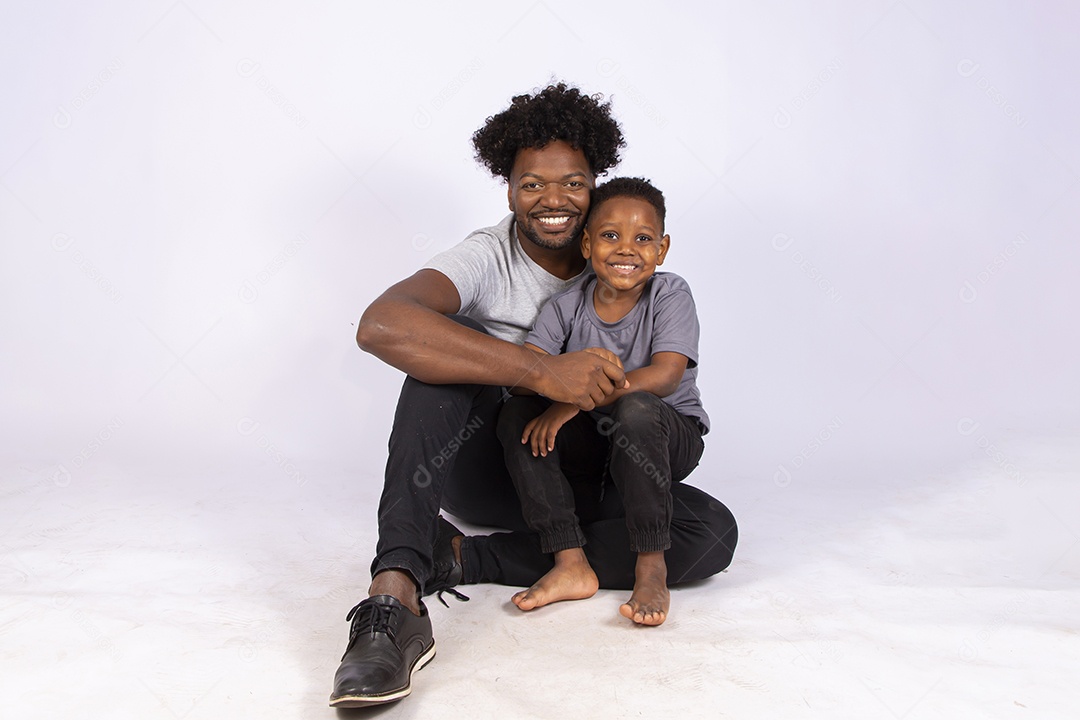 Filho ao lado de seu pai sobre fundo isolado