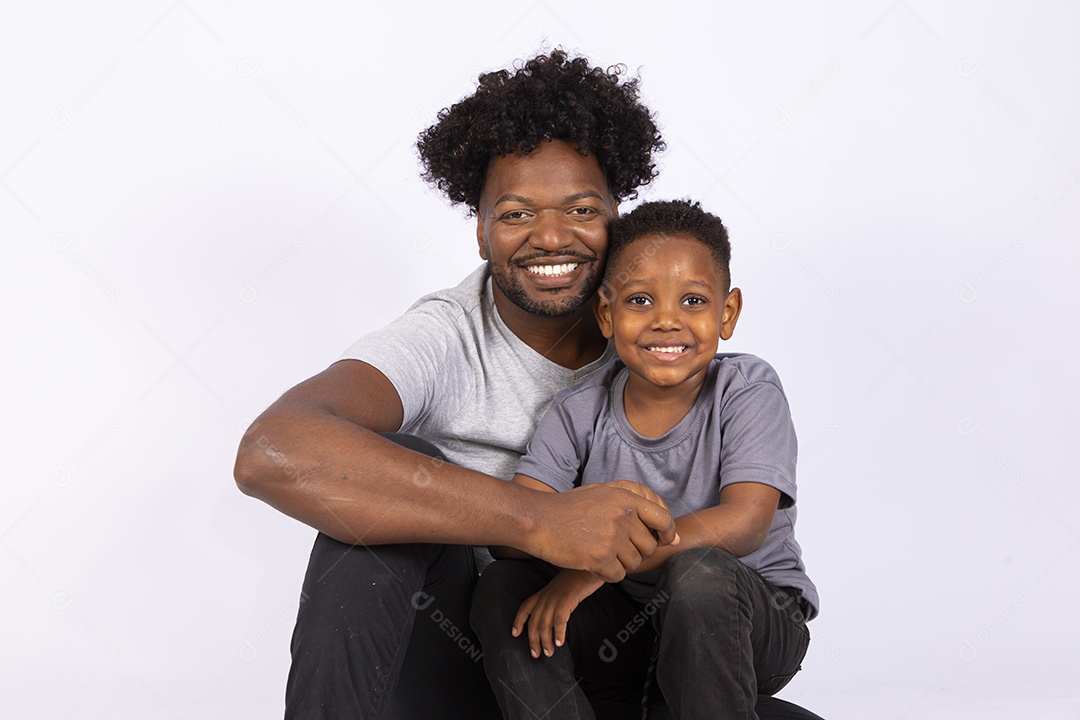 Filho ao lado de seu pai sobre fundo isolado