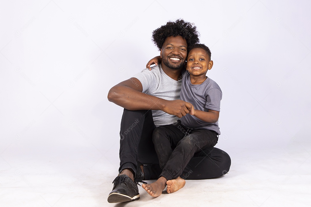 Filho ao lado de seu pai sobre fundo isolado
