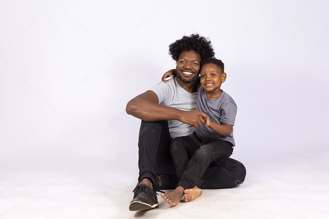 Filho ao lado de seu pai sobre fundo isolado