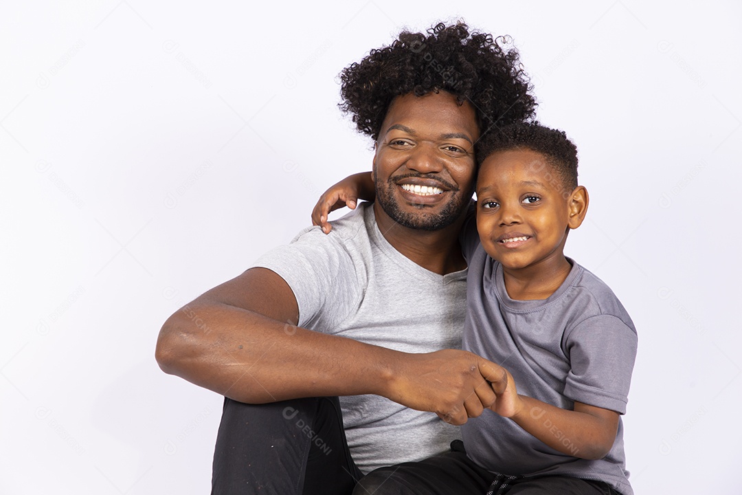 Filho ao lado de seu pai sobre fundo isolado