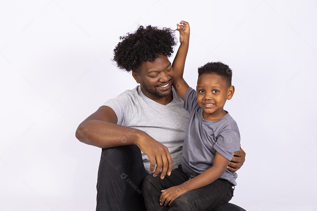 Filho ao lado de seu pai sobre fundo isolado