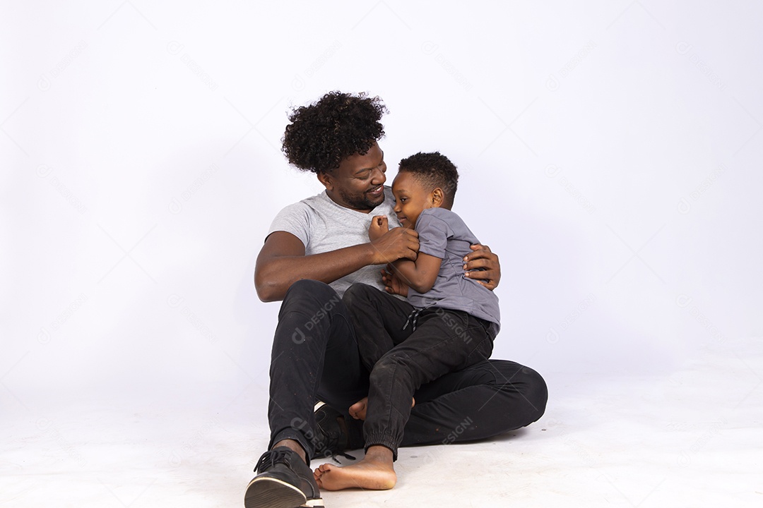 Filho ao lado de seu pai sobre fundo isolado