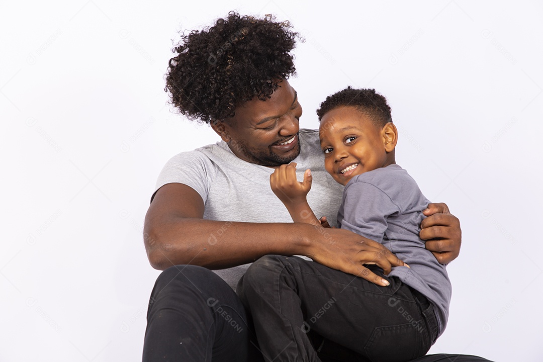 Filho ao lado de seu pai sobre fundo isolado