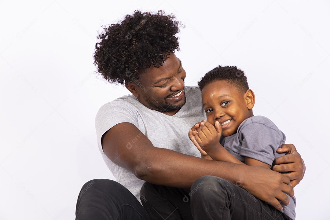 Filho ao lado de seu pai sobre fundo isolado
