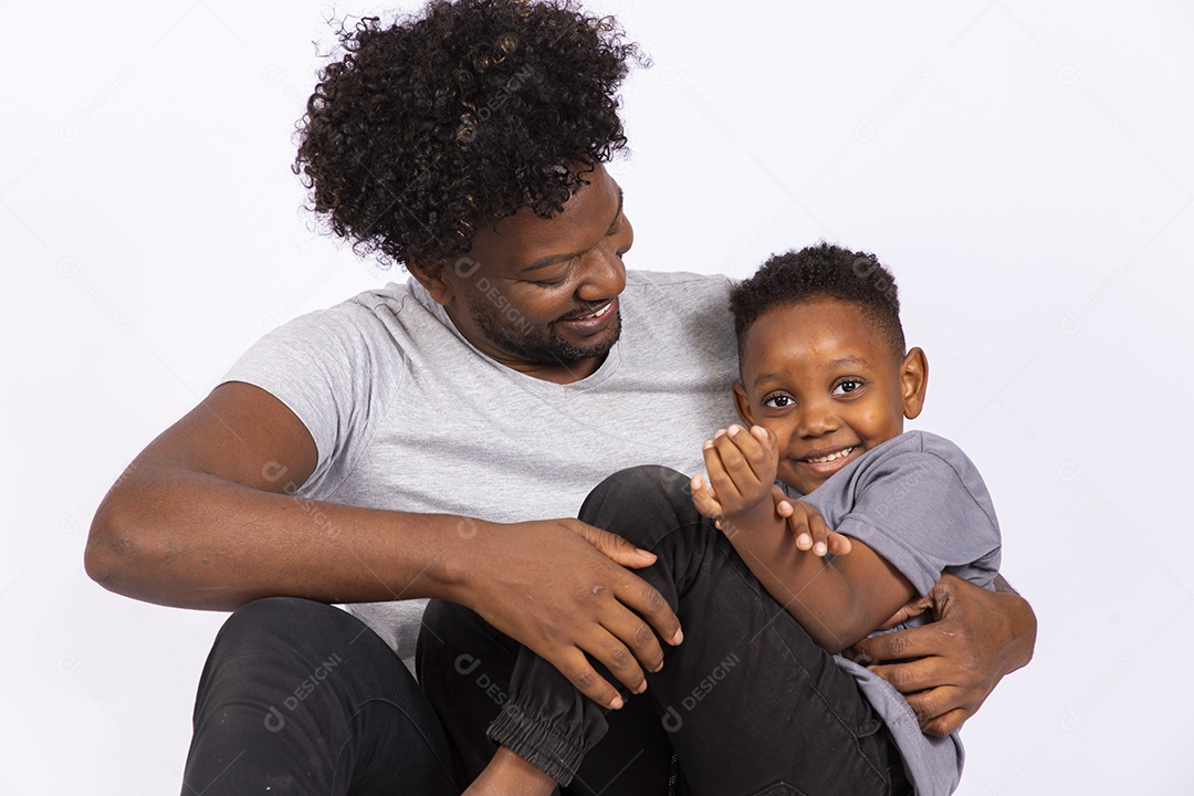 Filho ao lado de seu pai sobre fundo isolado