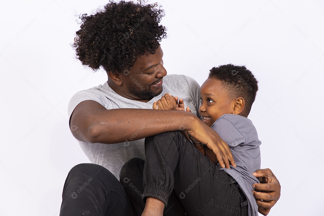 Filho ao lado de seu pai sobre fundo isolado