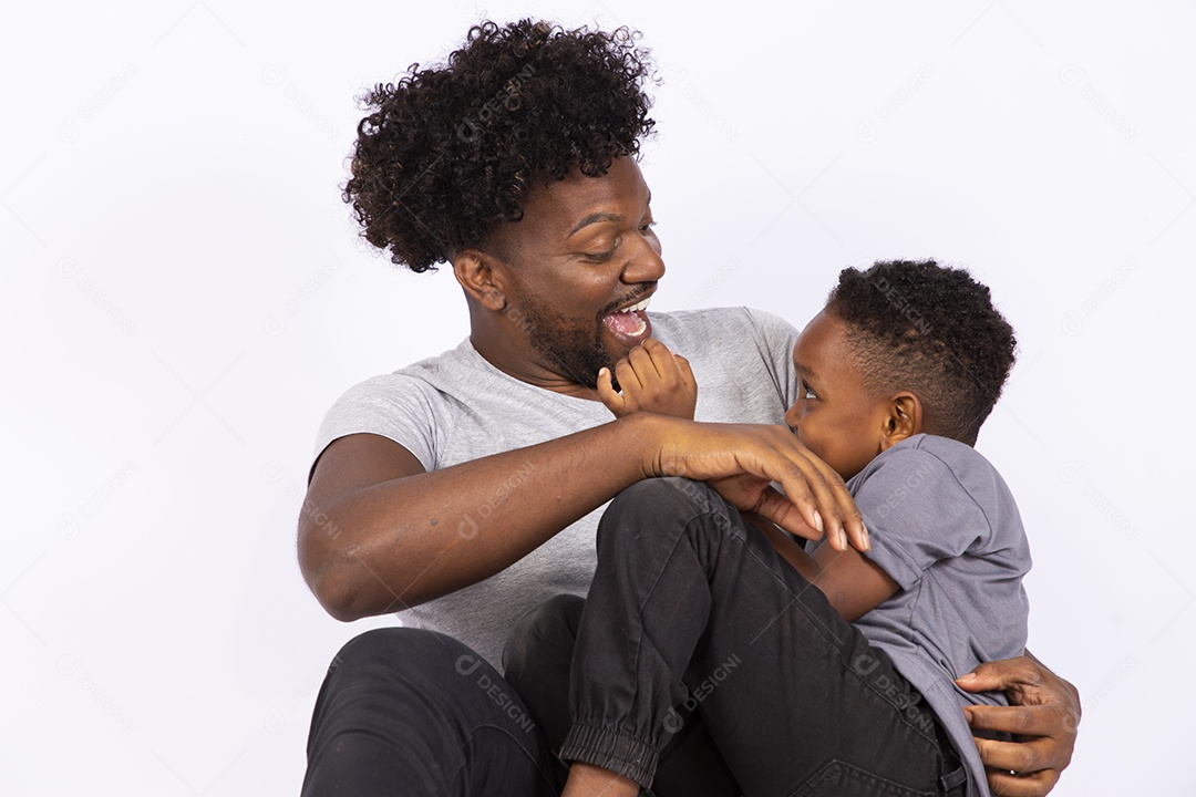 Filho ao lado de seu pai sobre fundo isolado