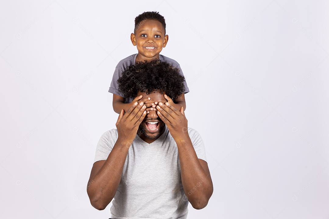 Filho ao lado de seu pai sobre fundo isolado