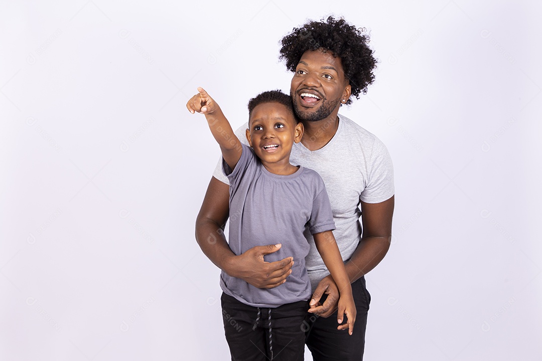 Filho ao lado de seu pai sobre fundo isolado