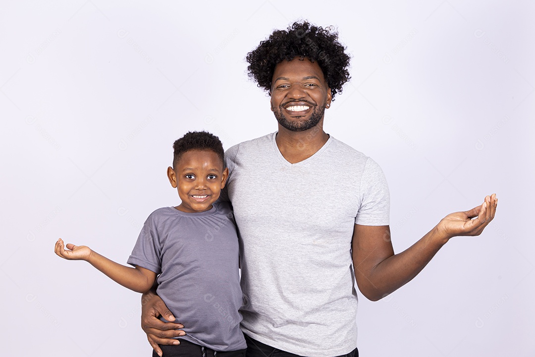 Filho ao lado de seu pai sobre fundo isolado