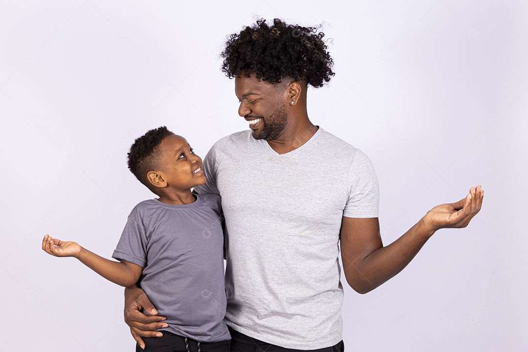 Filho ao lado de seu pai sobre fundo isolado