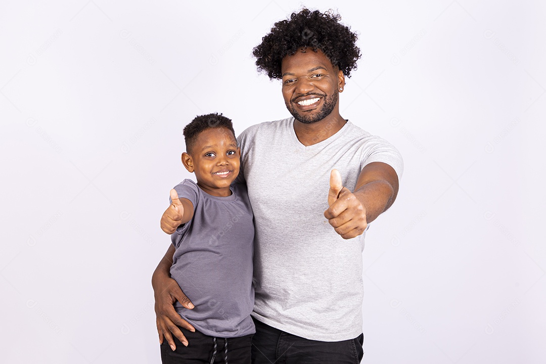 Filho ao lado de seu pai sobre fundo isolado