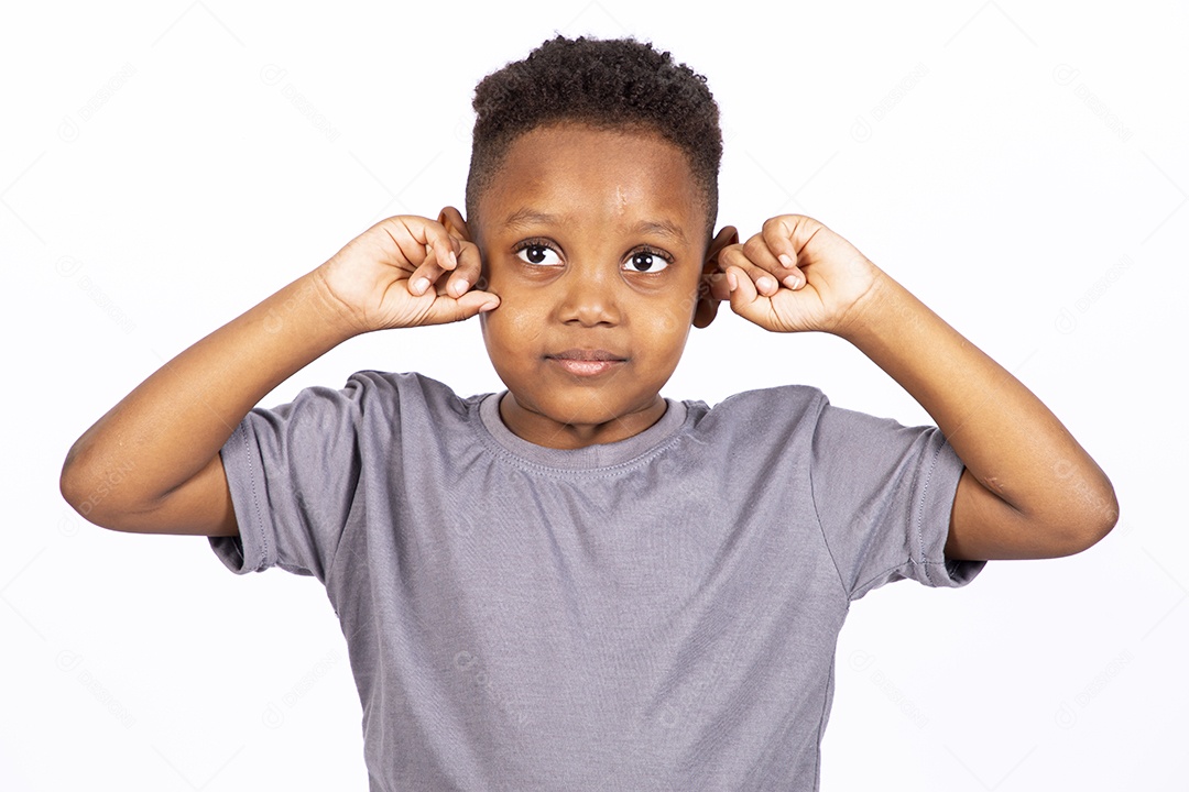 Menino jovem garoto sobre fundo isolado