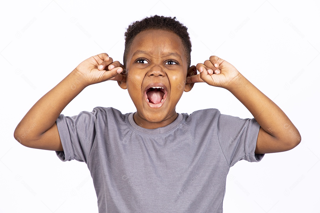 Menino jovem garoto sobre fundo isolado