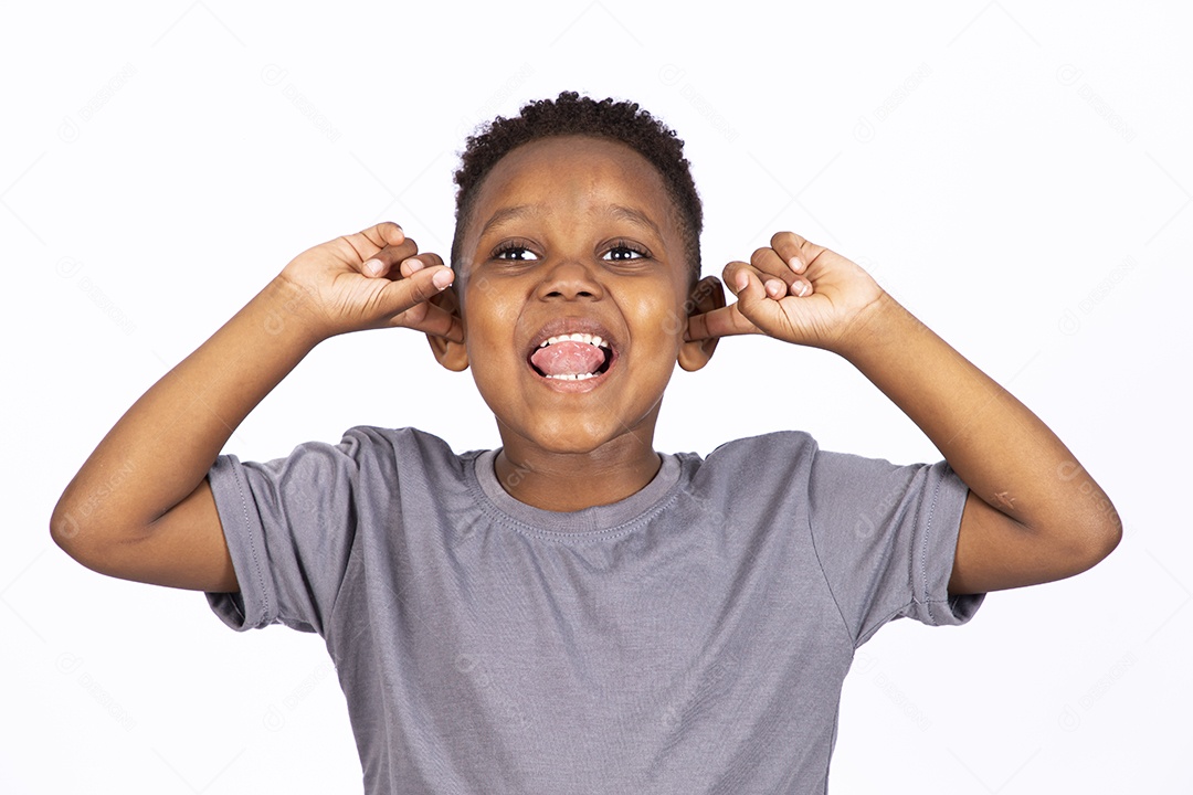 Menino jovem garoto sobre fundo isolado