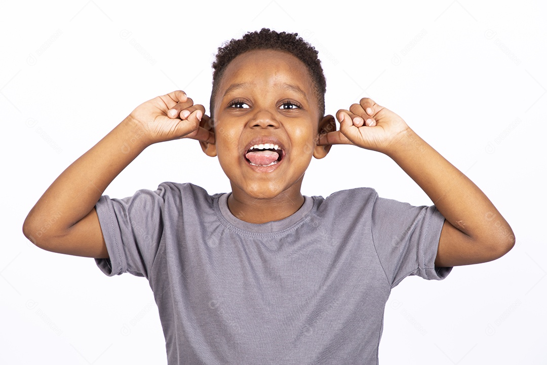 Menino jovem garoto sobre fundo isolado