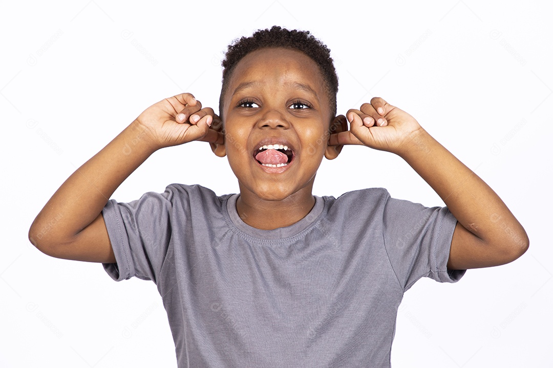 Menino jovem garoto sobre fundo isolado