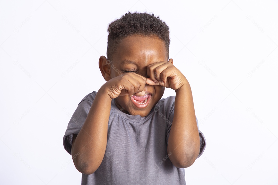 Menino jovem garoto sobre fundo isolado