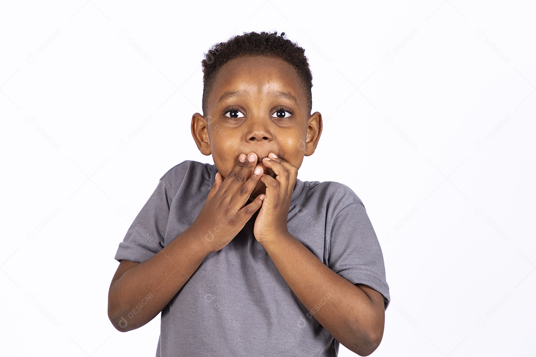 Menino jovem garoto sobre fundo isolado