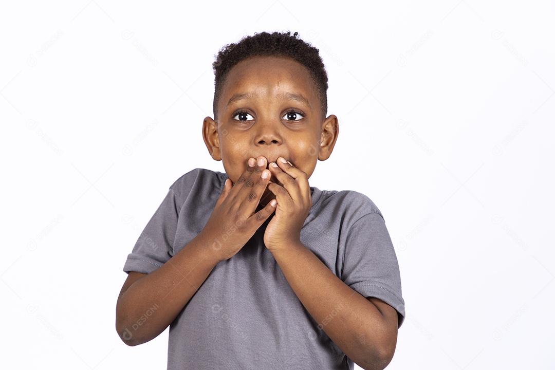 Menino jovem garoto sobre fundo isolado