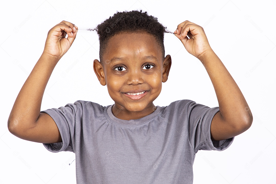 Menino jovem garoto sobre fundo isolado