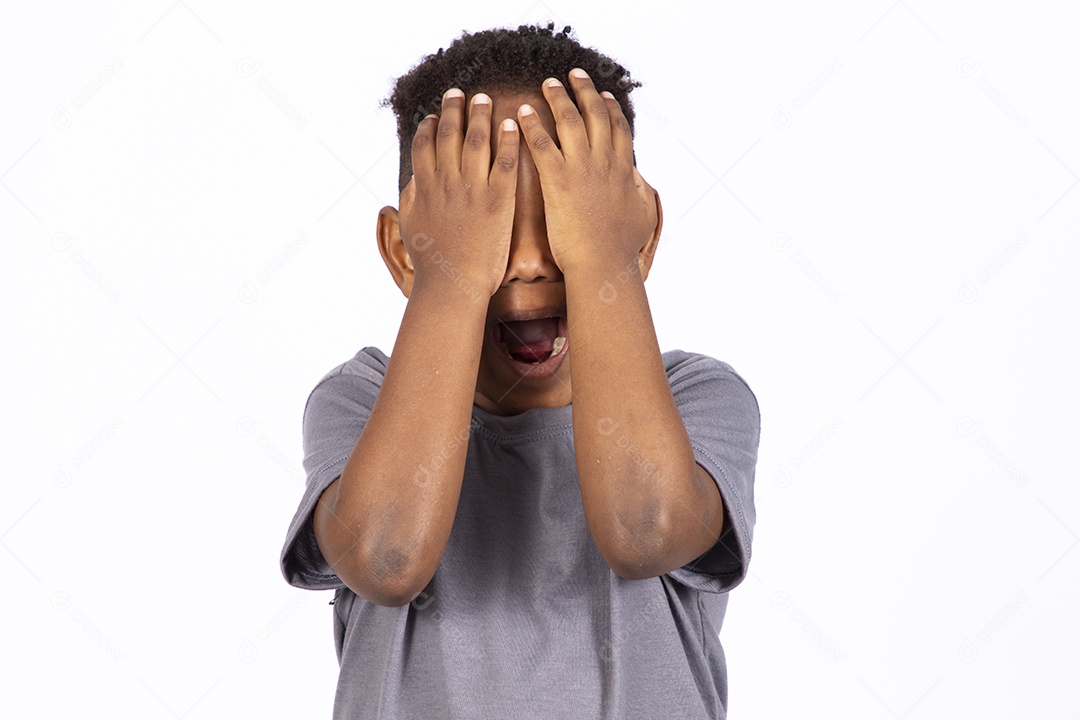 Menino jovem garoto sobre fundo isolado