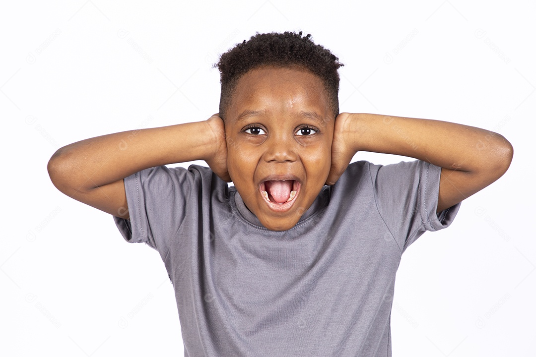 Menino jovem garoto sobre fundo isolado