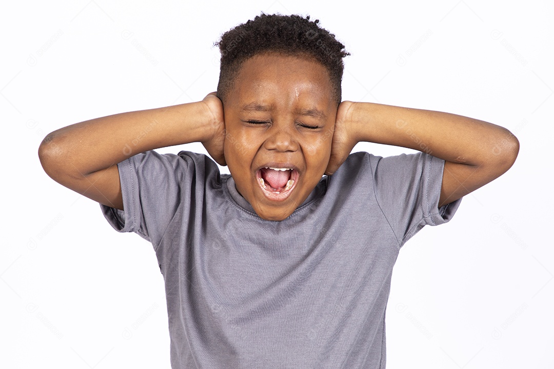 Menino jovem garoto sobre fundo isolado