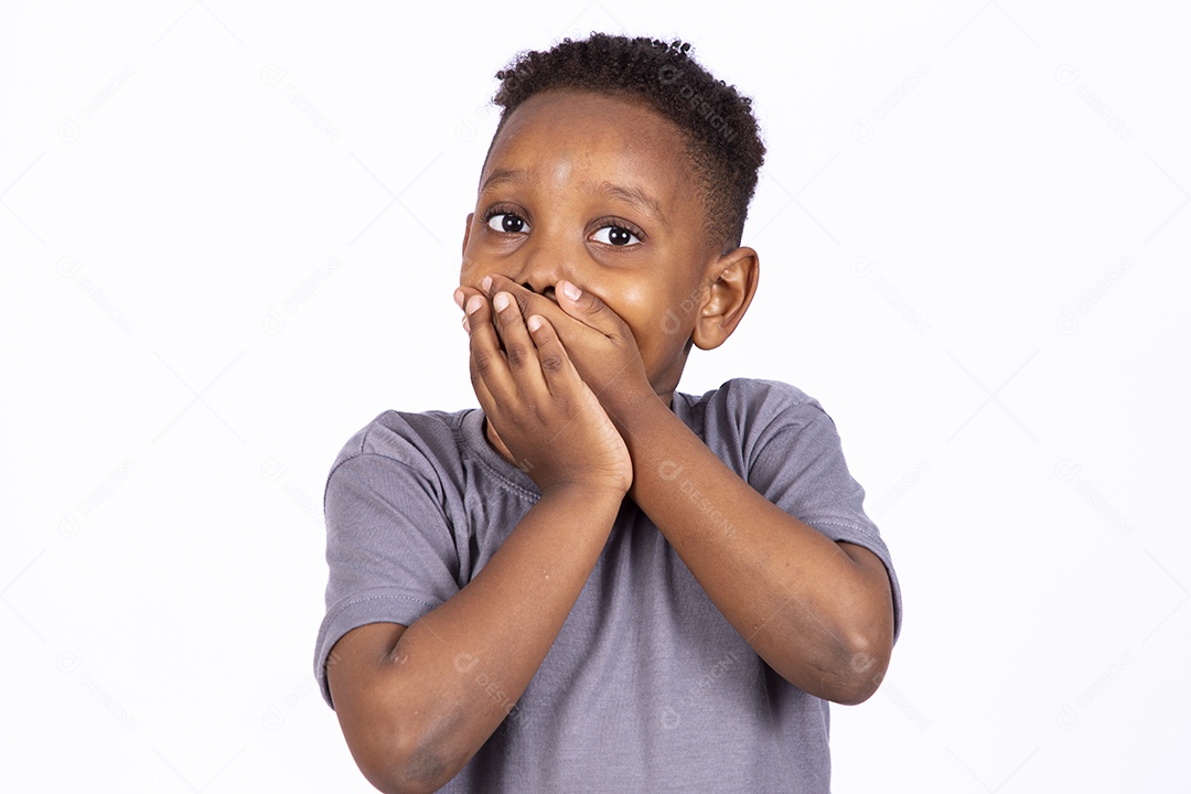 Menino jovem garoto sobre fundo isolado