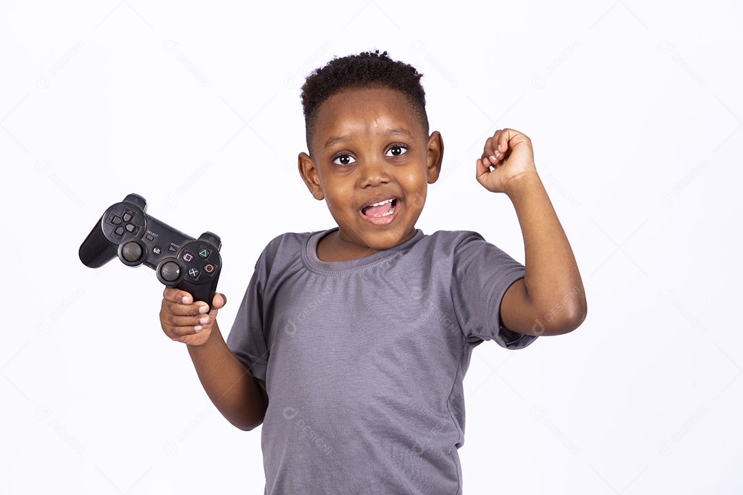 Menino jovem garoto segurando controle sobre fundo isolado