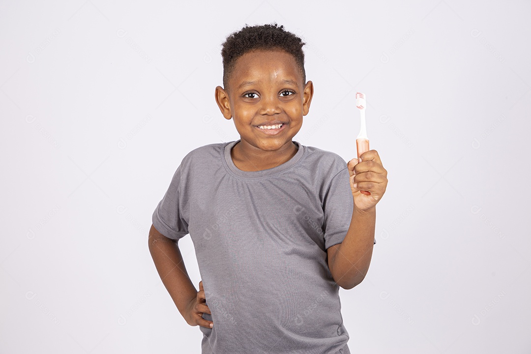 Menino jovem garoto sobre fundo isolado