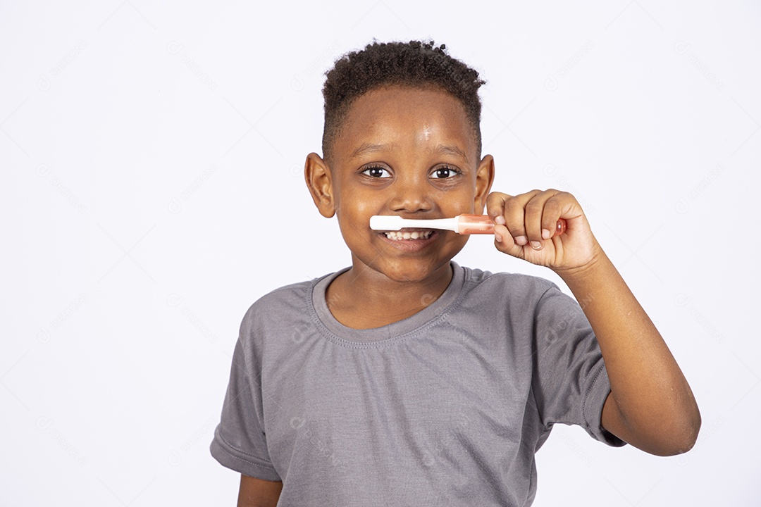 Menino jovem garoto sobre fundo isolado