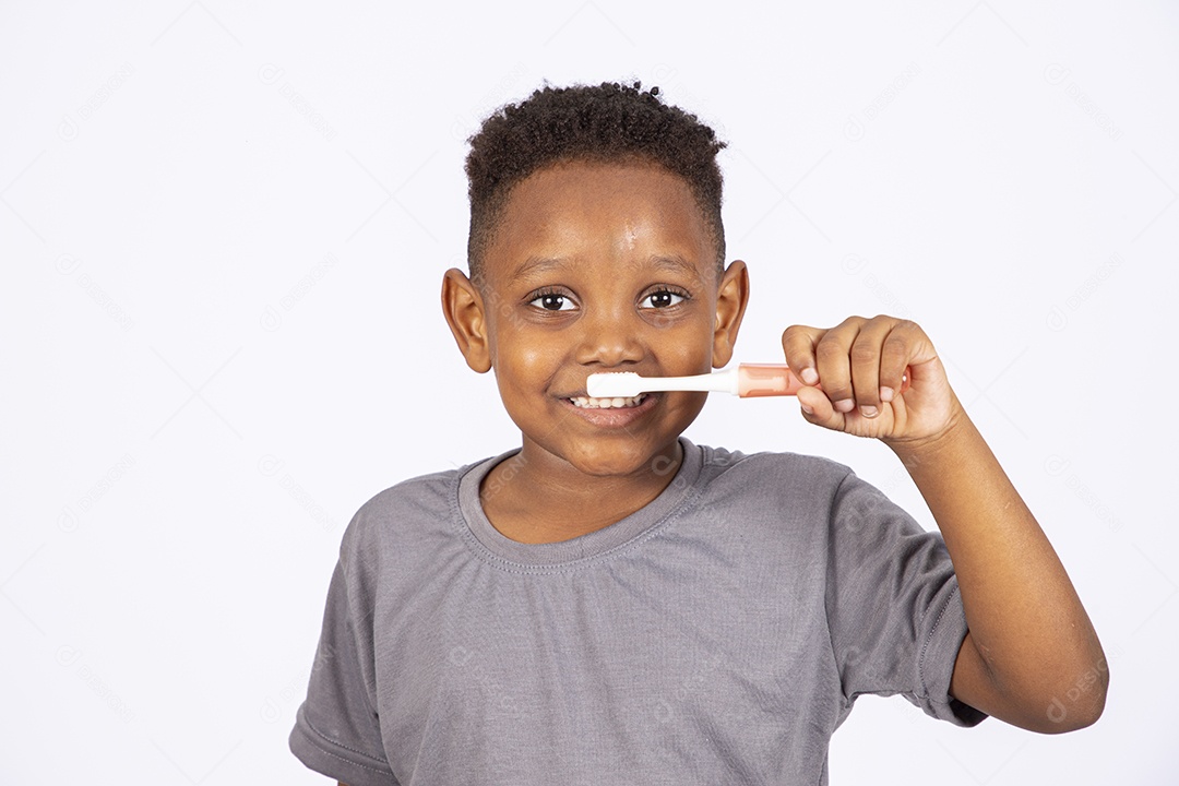 Menino jovem garoto sobre fundo isolado
