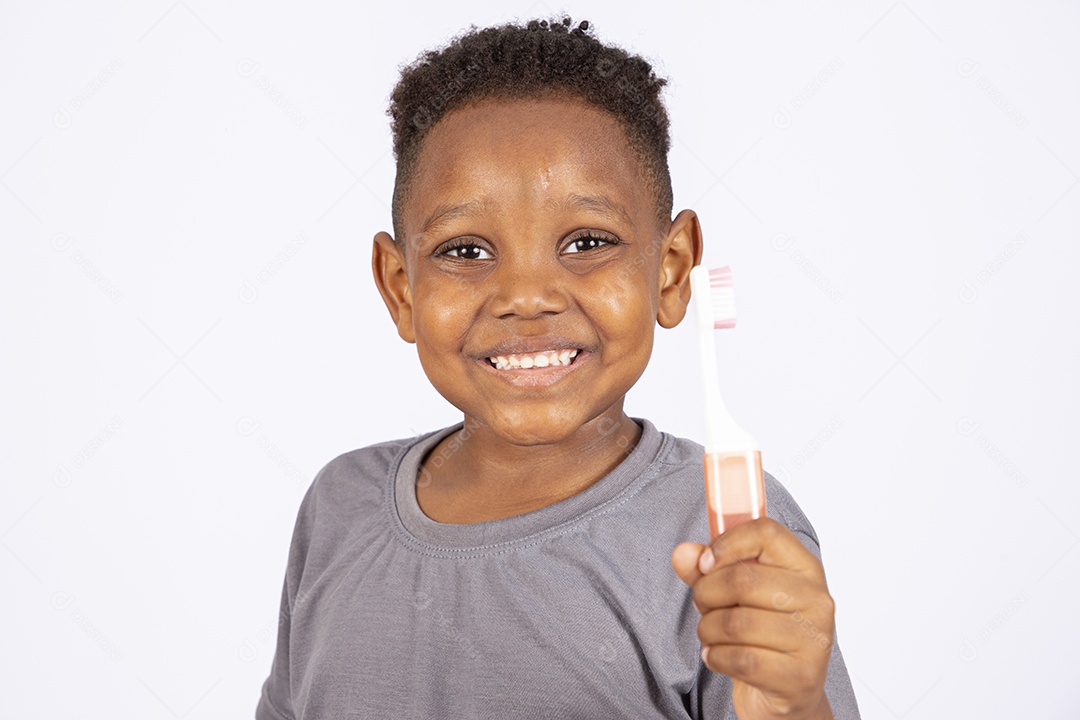 Menino jovem garoto sobre fundo isolado