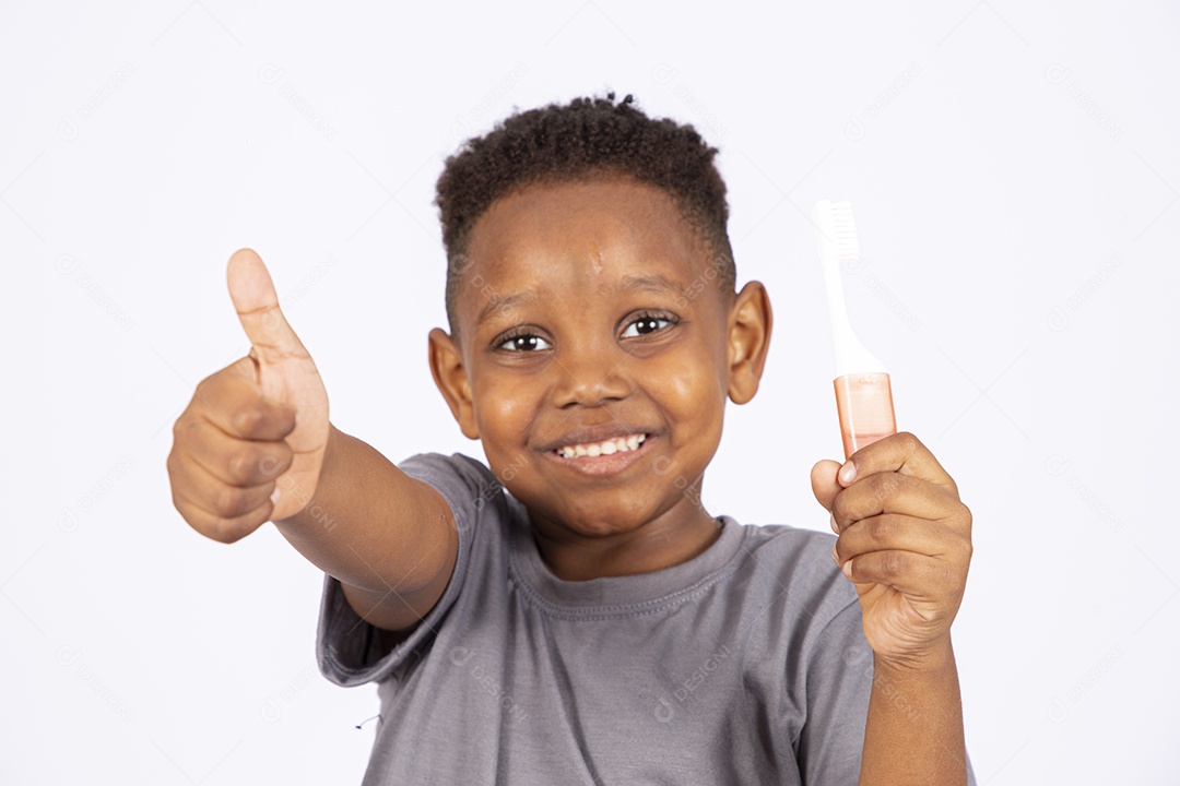 Menino jovem garoto usando fones de ouvido sobre fundo isolado