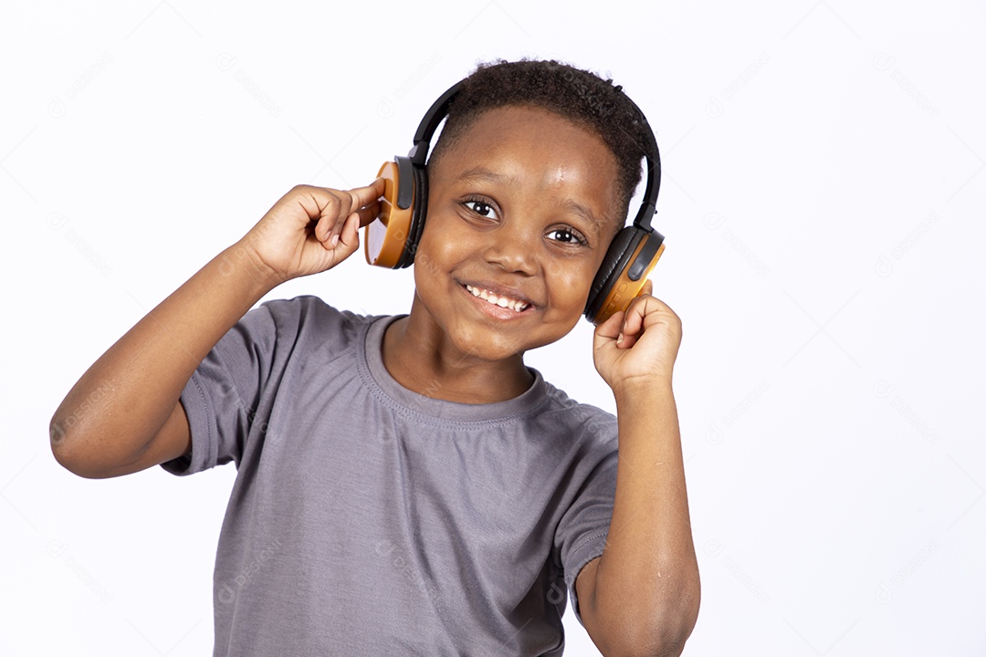 Menino jovem garoto usando fones de ouvido sobre fundo isolado