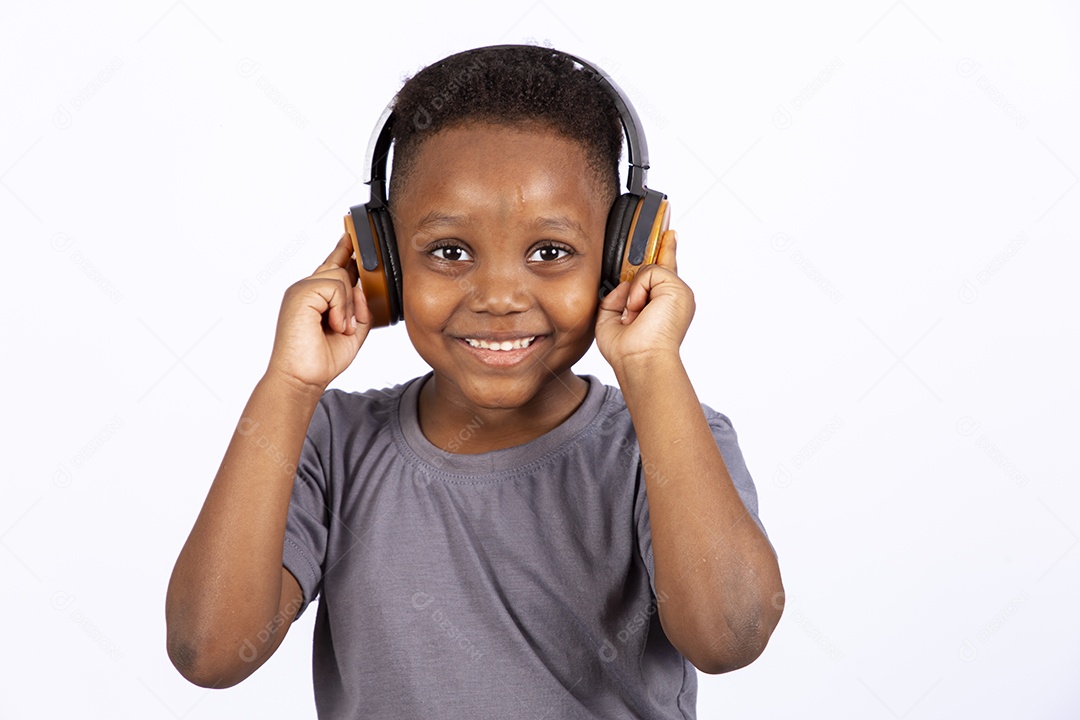Menino jovem garoto usando fones de ouvido sobre fundo isolado