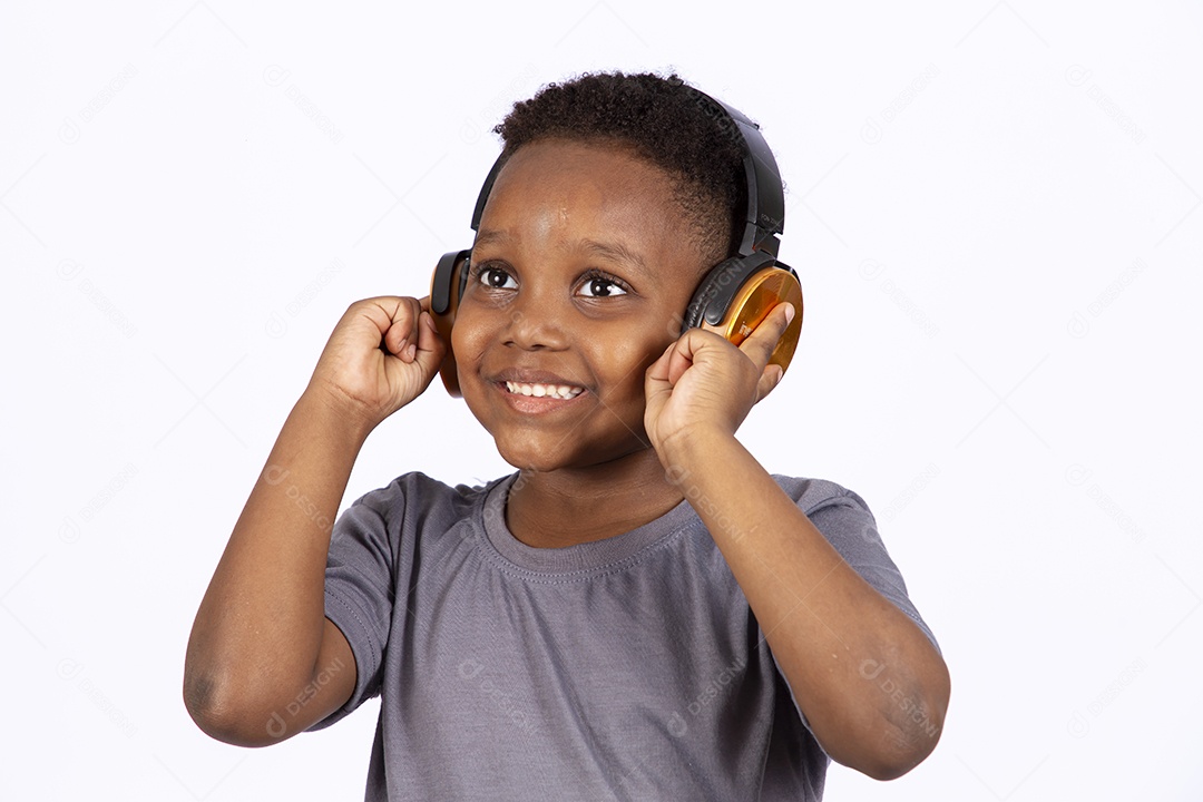 Menino jovem garoto usando fones de ouvido sobre fundo isolado