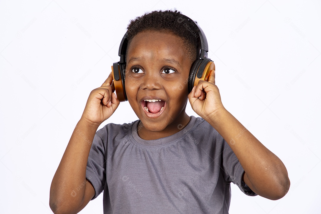 Menino jovem garoto usando fones de ouvido sobre fundo isolado