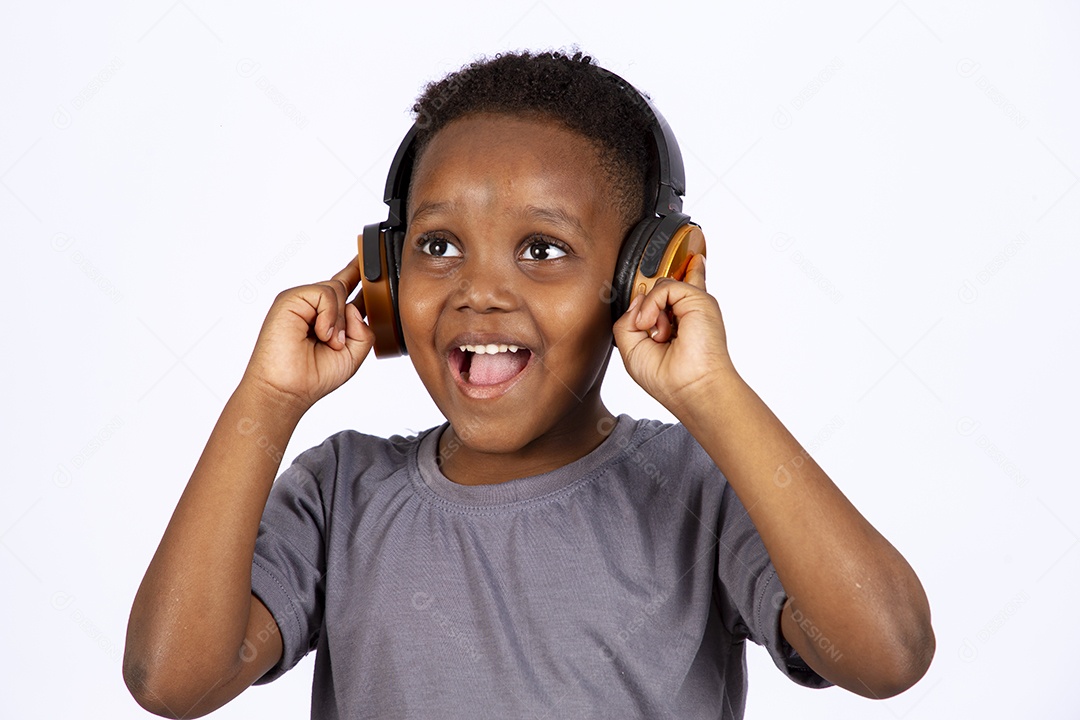Menino jovem garoto usando fones de ouvido sobre fundo isolado