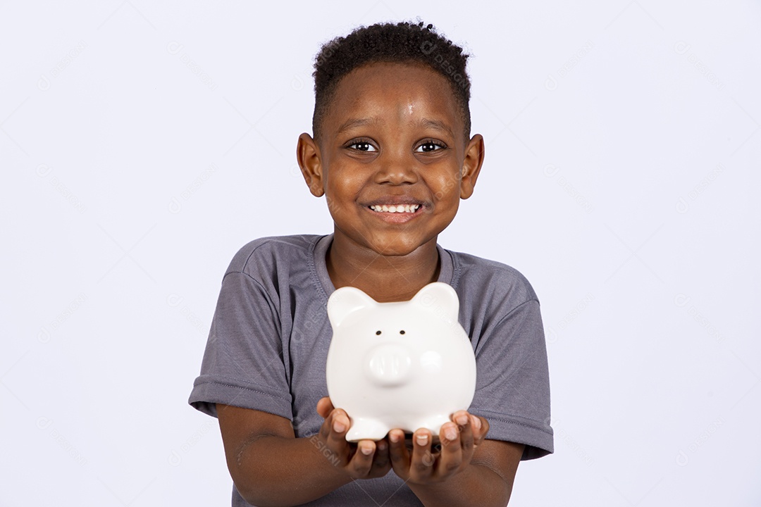 Menino jovem garoto segurando cofre sobre fundo isolado