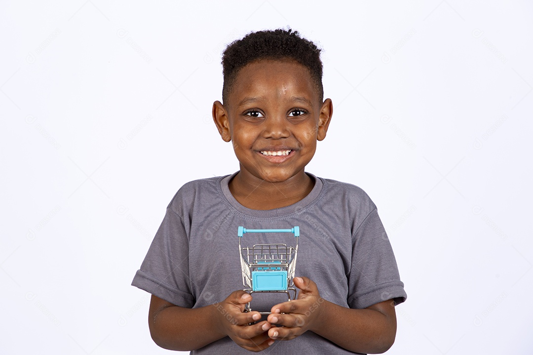 Menino jovem garoto segurando carrinho de compras sobre fundo isolado