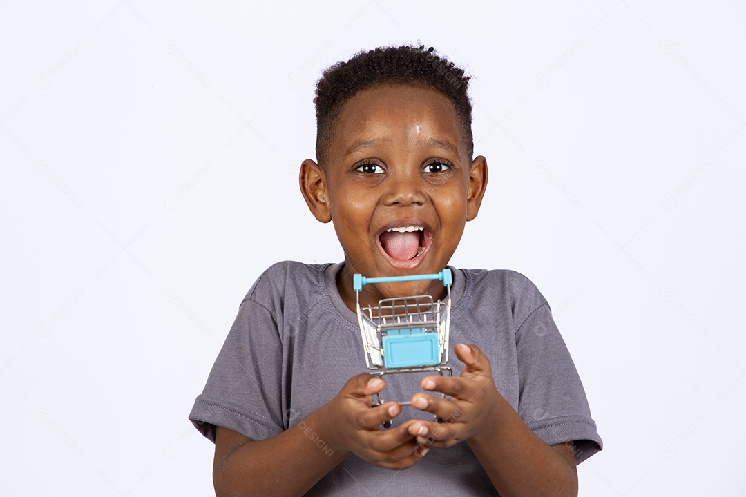 Menino jovem garoto segurando carrinho de compras sobre fundo isolado