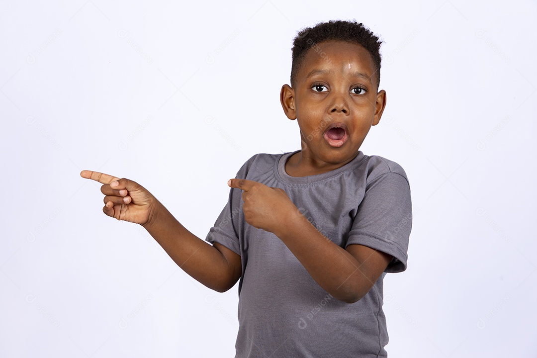 Menino jovem garoto sobre fundo isolado