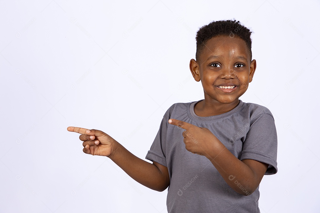 Menino jovem garoto sobre fundo isolado