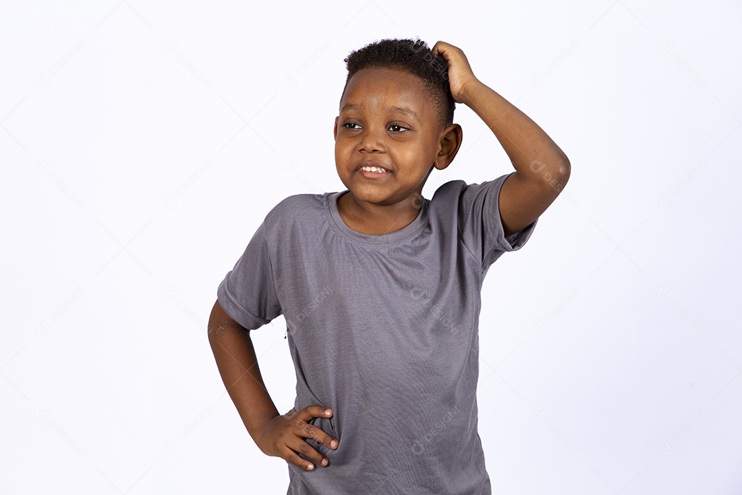 Menino jovem garoto sobre fundo isolado