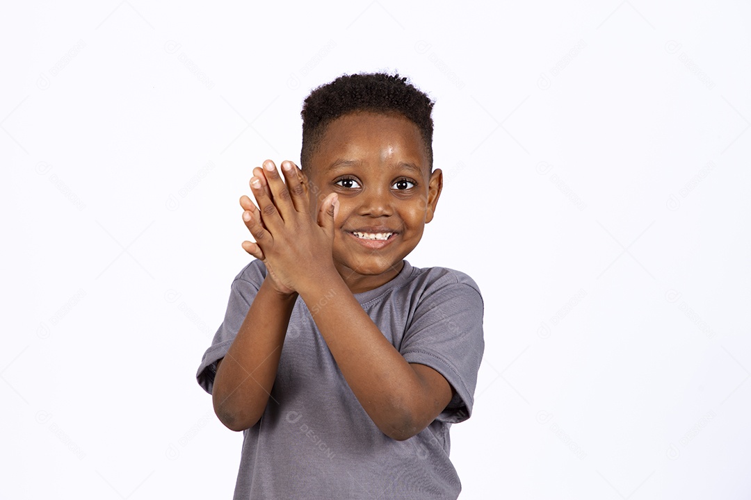 Menino jovem garoto sobre fundo isolado